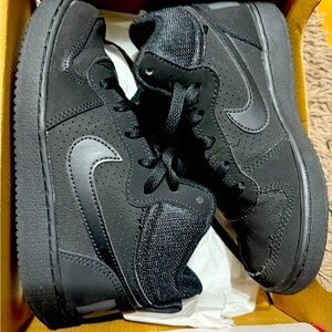 Nike Court Borough Mid (GS)